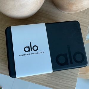 Alo yoga block